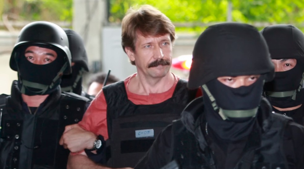 Viktor Bout (ao centro, de vermelho) cumpre pena nos EUA e pode ser usado em troca de presos com a Rússia — Foto: Reprodução