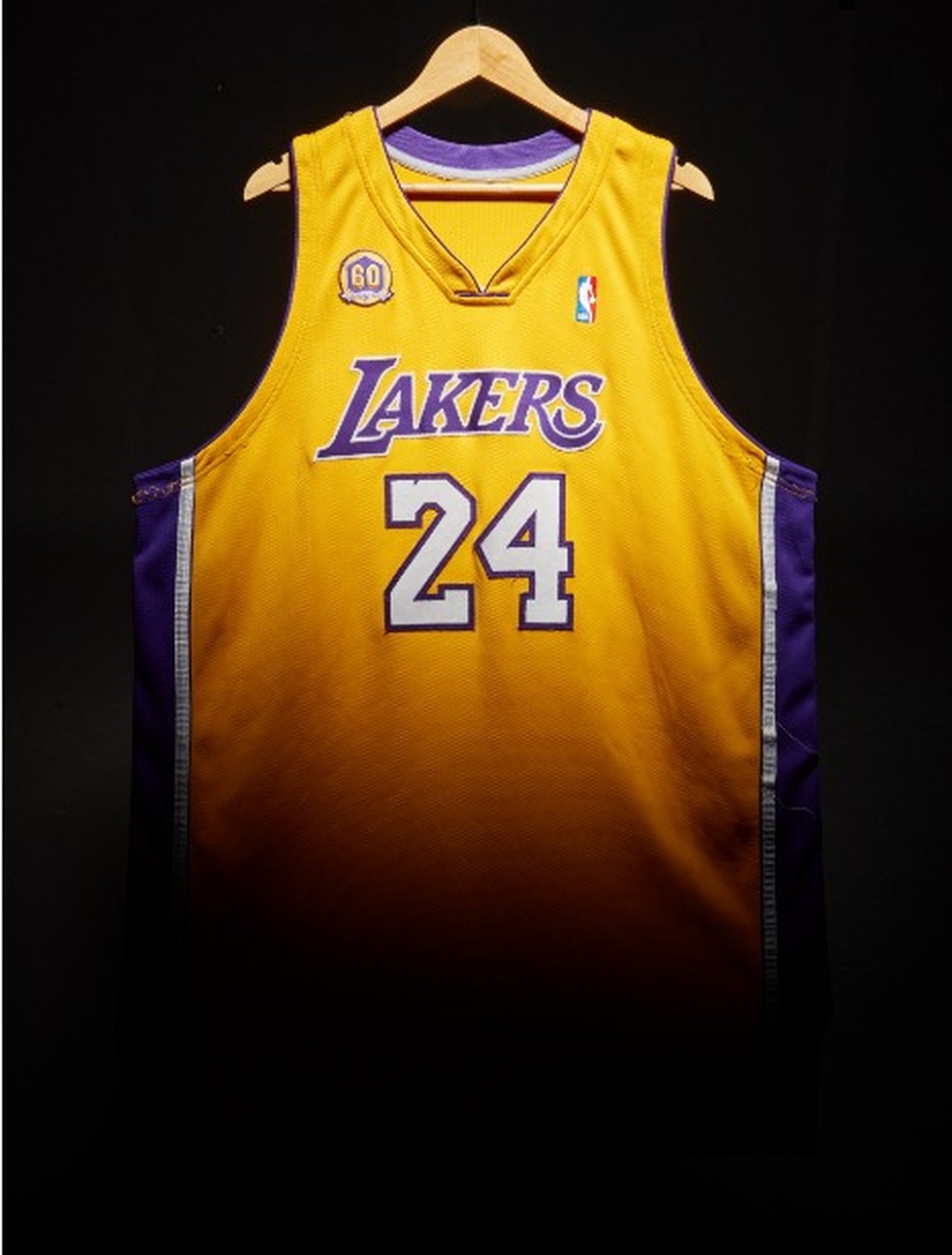 Camisa usada por Kobe Bryant vai a leilão nos EUA — Foto: Reprodução