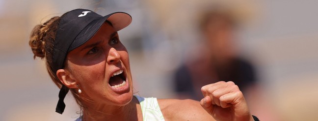 A brasileira Beatriz Haddad comemora um ponto contra a tunisiana Ons Jabeur durante a partida das quartas de final do torneio Roland-Garros — Foto: Thomas SAMSON / AFP