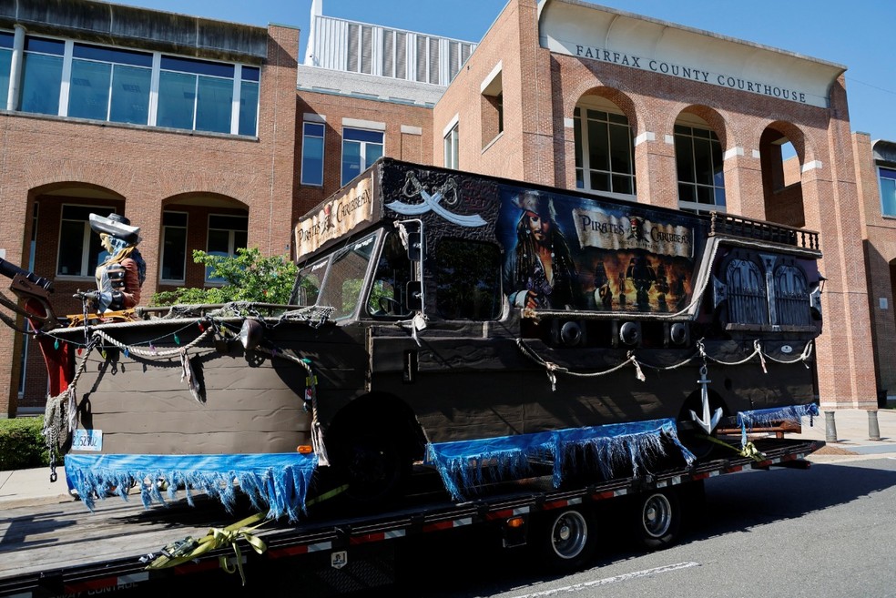 Barco dos "Piratas do Caribe" colocado na frente do Tribunal em que o caso Johnny Depp x Amber Heard é julgado — Foto: Jonathan Ernst / REUTERS