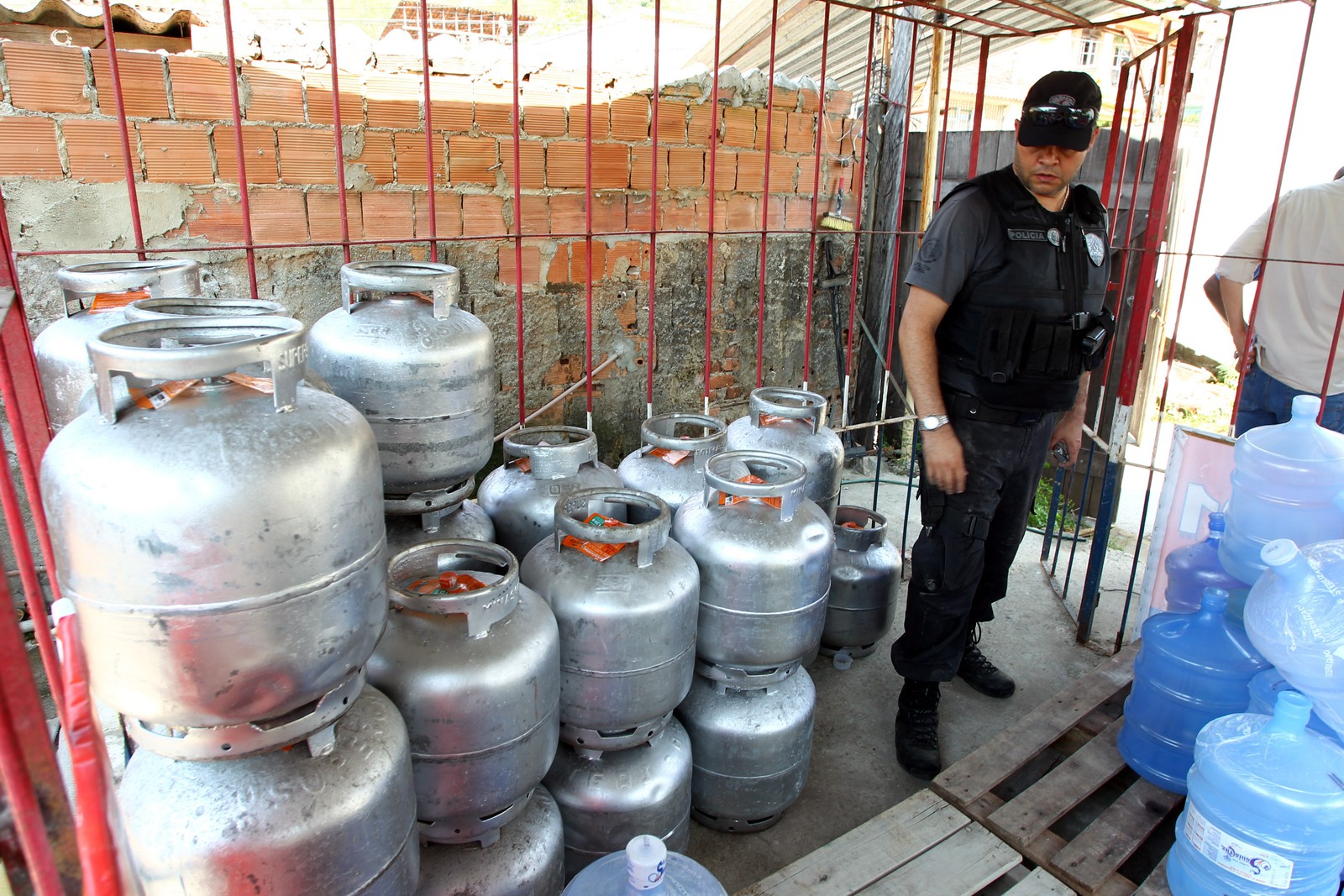 Em 2010 a Polícia Civil (DRACO)  faz operação no Morro do Dezoito, no Complexo de Água Santa, Zona Norte, para prender milicianos que comandavam a comunidade. Venda de gás comandada pela milícia — Foto: Gabriel de Paiva / Agência O Globo