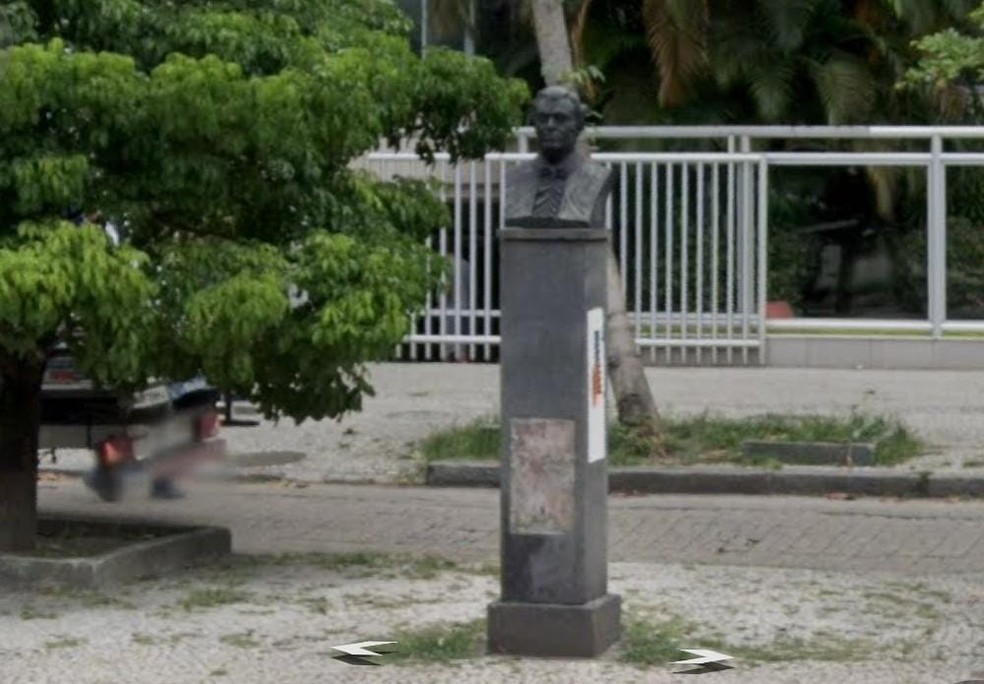 O monumento a Juruena de Matos sem a placa de identificação: depois, o busto do também foi furtado — Foto: Divulgação