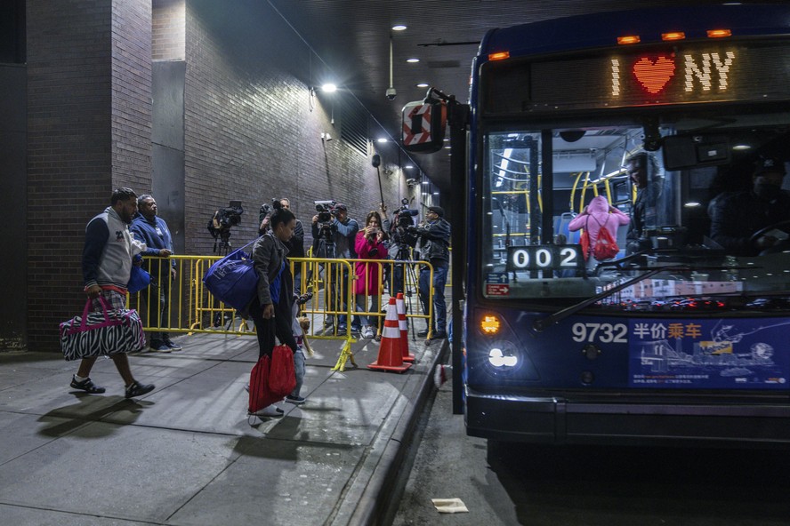 Requerentes de asilo embarcam no terminal de ônibus da Autoridade Portuária em Manhattan