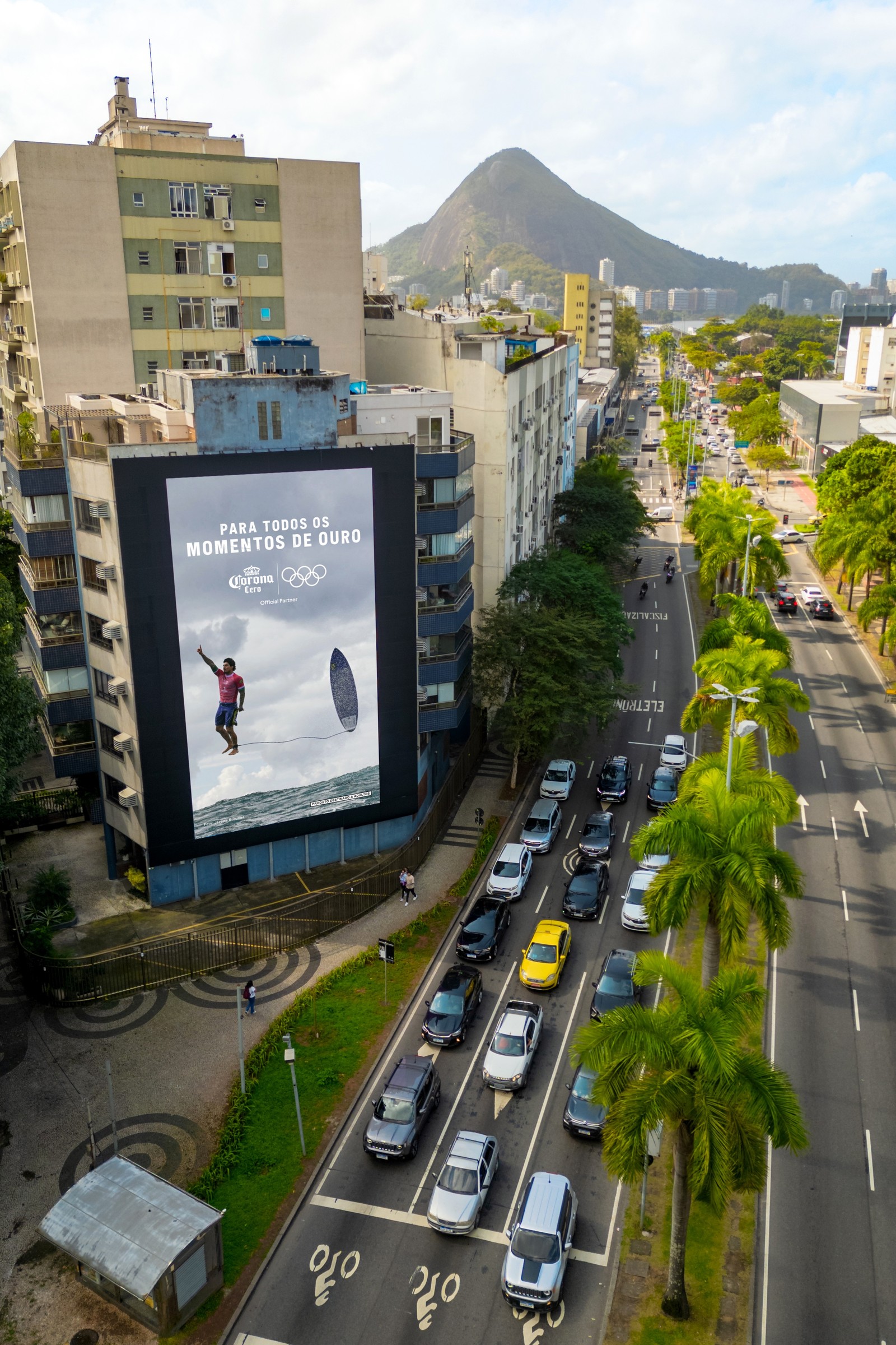 Corona utiliza foto de Gabriel Medina no Taiti em ação publicitária no Rio de Janeiro — Foto: Divulgação