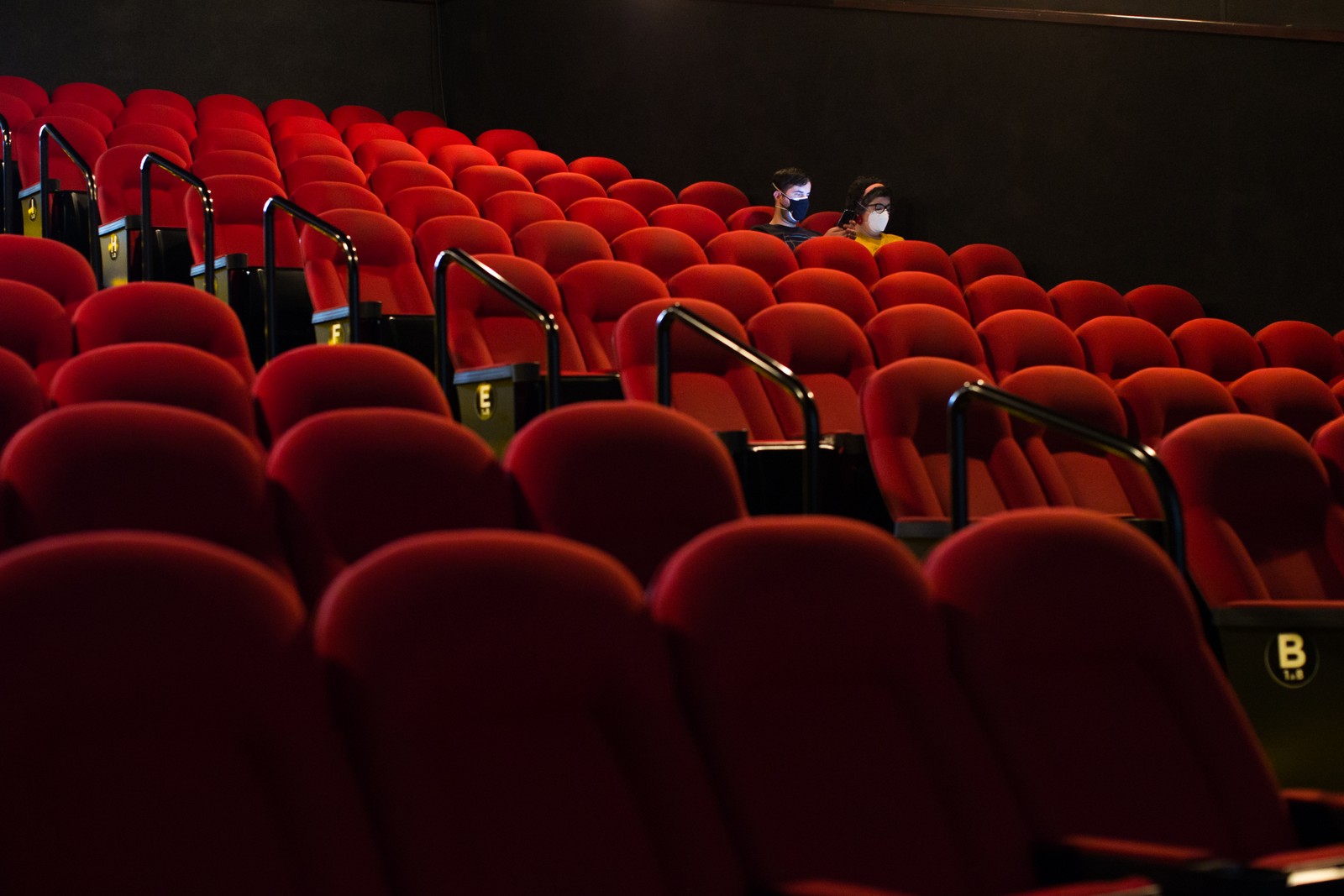 Casal de espectadores aguarda início de sessão de filme no Reserva Cultural, em São PauloAgência O Globo