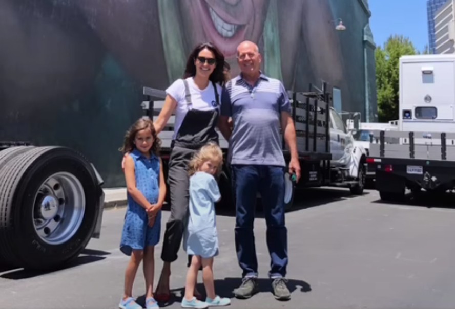 Bruce Willis posou com a família diante de mural em sua homenagem
