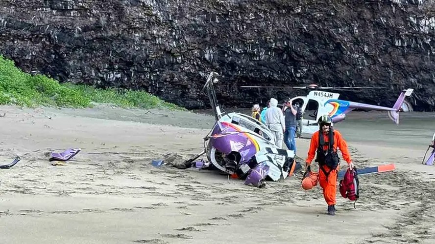 Primeiros socorros no local de um acidente de helicóptero de turismo