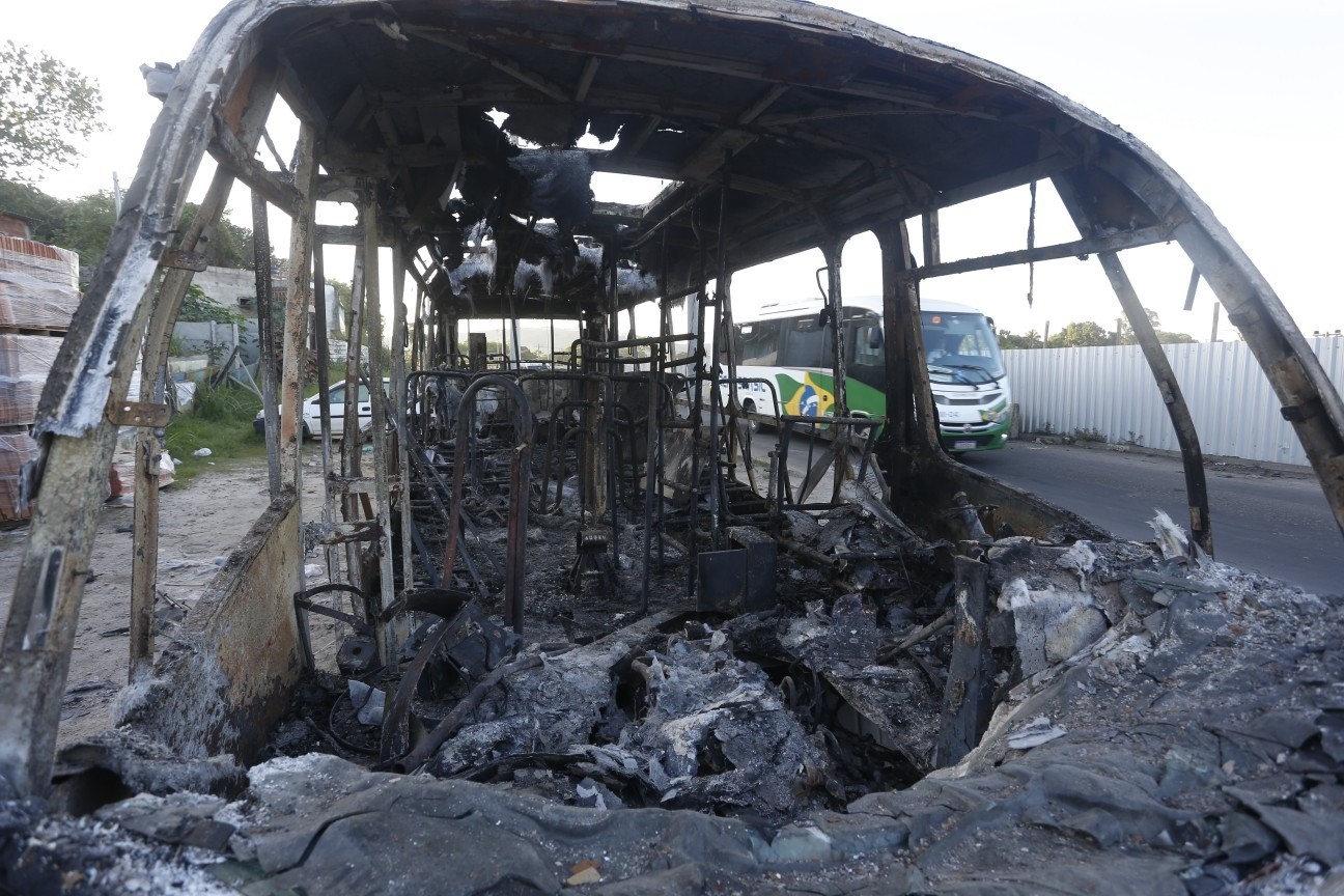 Ônibus destruído por milicianos perto da Pingo D'água, em Guaratiba, um dia após os ataques. — Foto: Fabiano Rocha / Agência O Globo