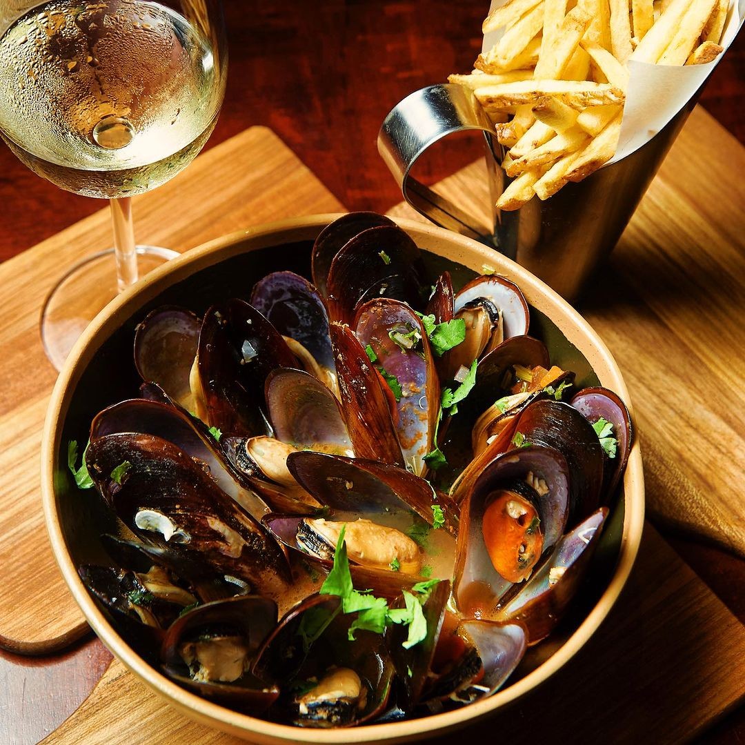 Farrapos Wine Bar: moules frites (R$ 62,90), mexilhões servidos com batatas fritas — Foto: Reprodução