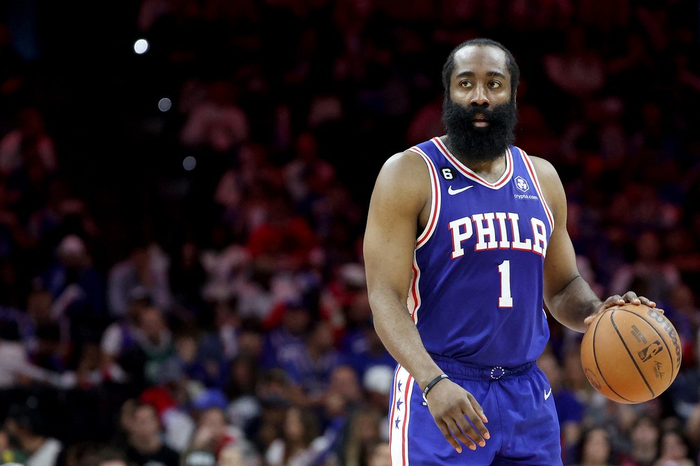 James Harden vive crise com os Sixers — Foto: Tim Nwachukwu / GETTY IMAGES NORTH AMERICA / AFP