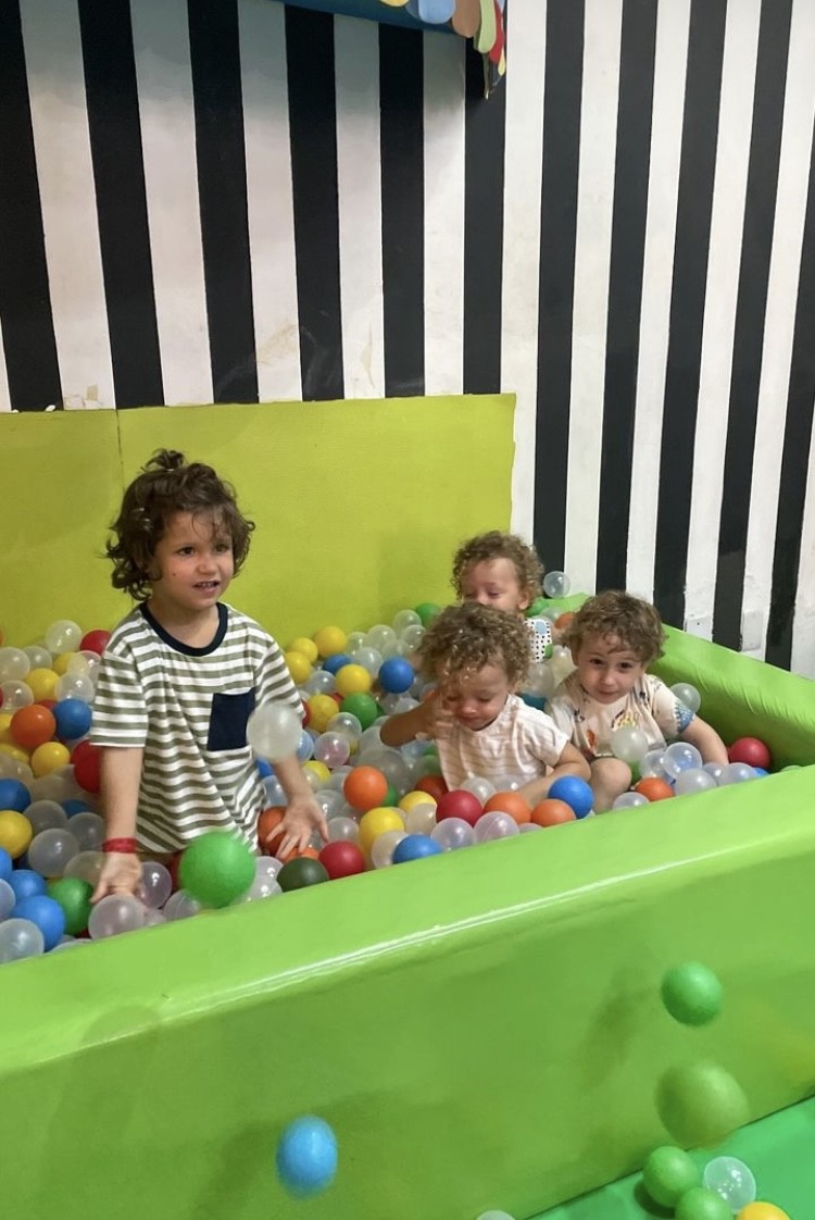 Zyan, filho mais novo de Bruno Gagliasso e Giovanna Ewbank, com os aniversariantes — Foto: Reprodução/Instagram