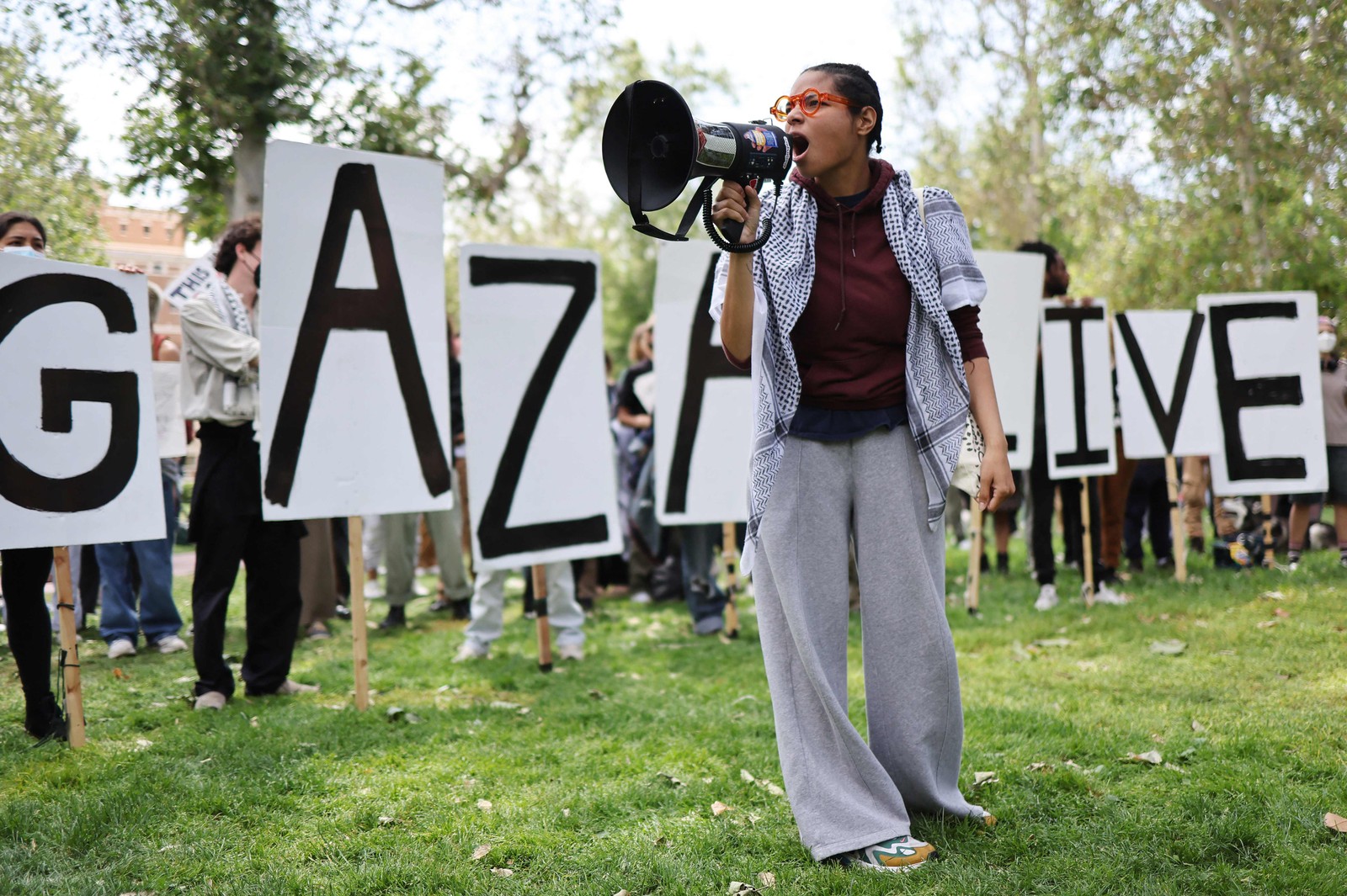 Manifestantes pró-palestina se reúnem em um acampamento em apoio a Gaza na Universidade do Sul da Califórnia, em Los Angeles — Foto: MARIO TAMA / GETTY IMAGES NORTH AMERICA / Getty Images via AFP