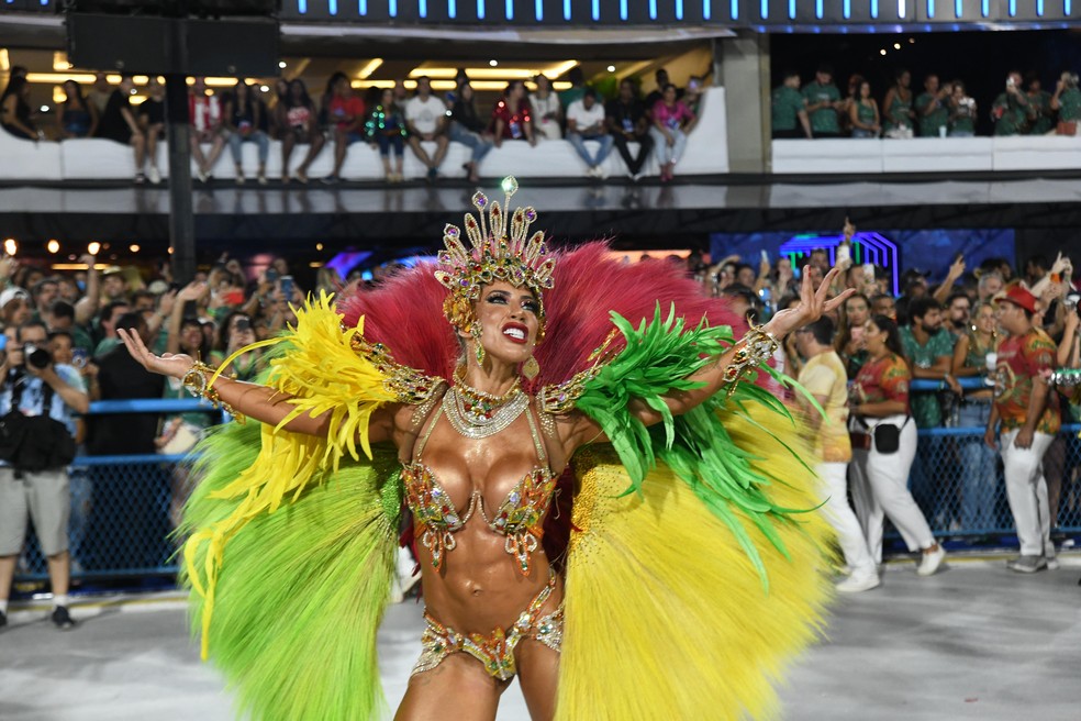 Tati Minerato rainha de bateria da Unidos do Porto da Pedra — Foto: Infoglobo