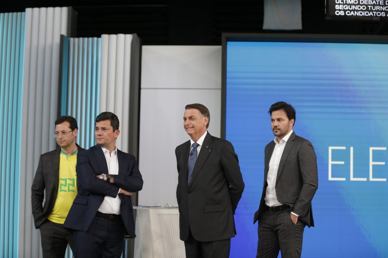 Bolsonaro acompanhado de assessores, entre eles o ex-juiz Sergio Moro. — Foto: Alexandre Cassiano