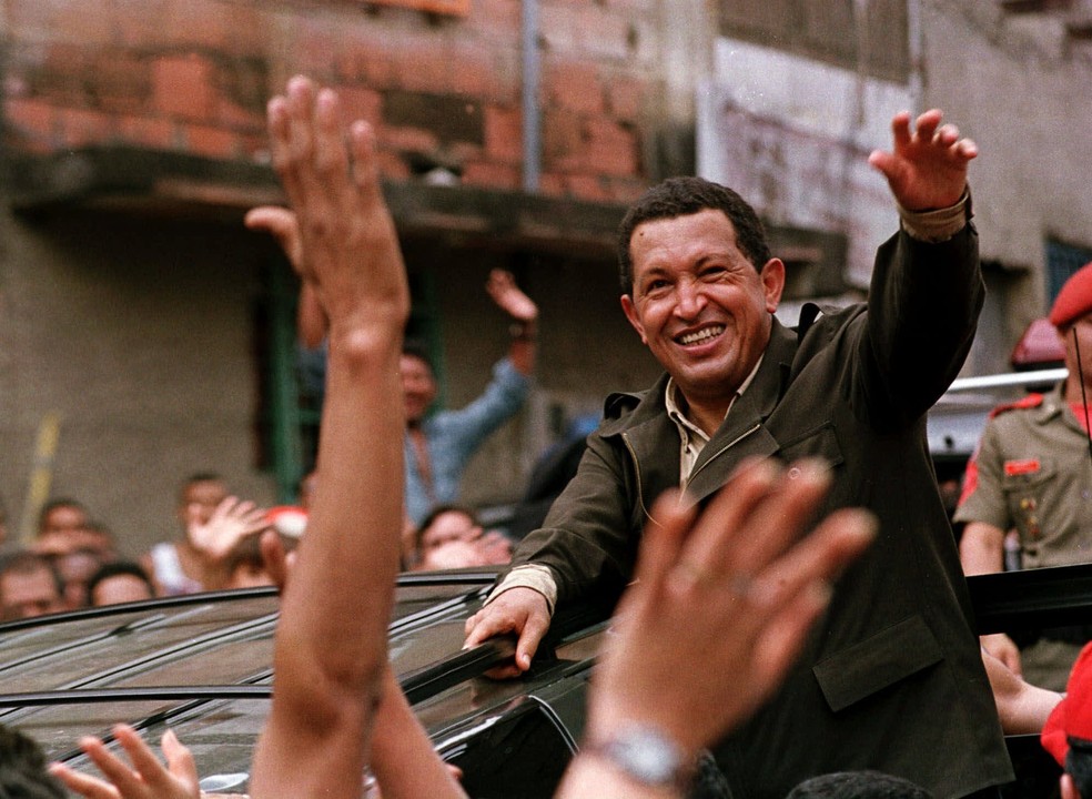 Chávez em 1999, quando lançou um plano para obras de infraestrutura com apoio das Forças Armadas  — Foto: Andres Leighton/AP