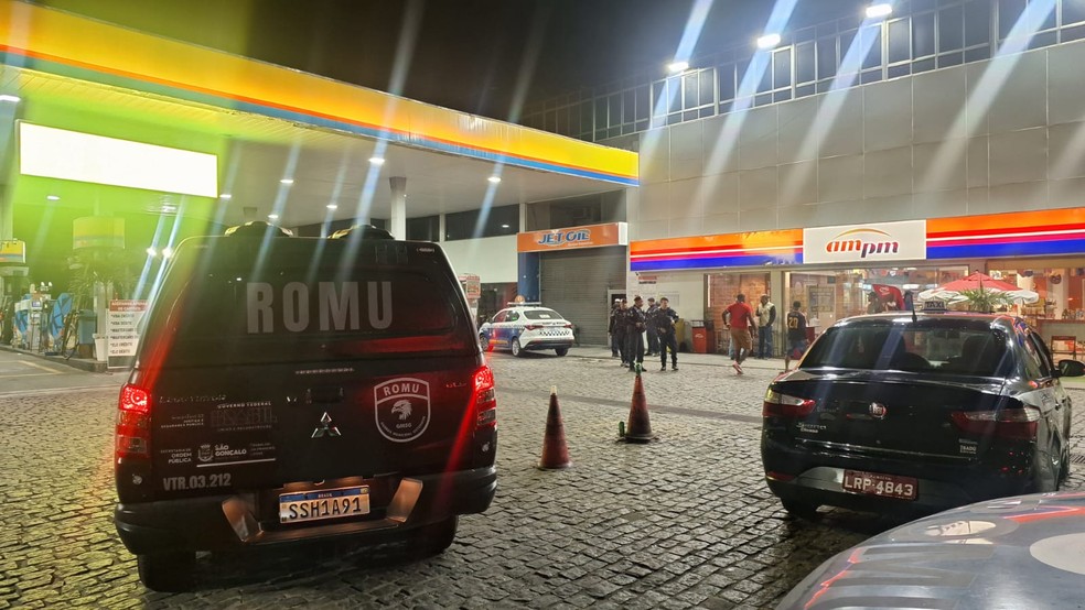 Polícia em posto de combustível de São Gonçalo onde frentista foi baleado nas duas pernas por um cliente — Foto: Divulgação/PMERJ