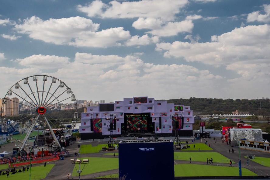 Palco The One próximo a roda gigante, montados para o festival The Town em Interlagos