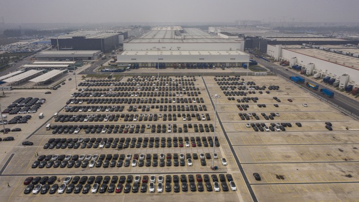 Veículos em um estacionamento na gigafábrica da Tesla em Xangai, China