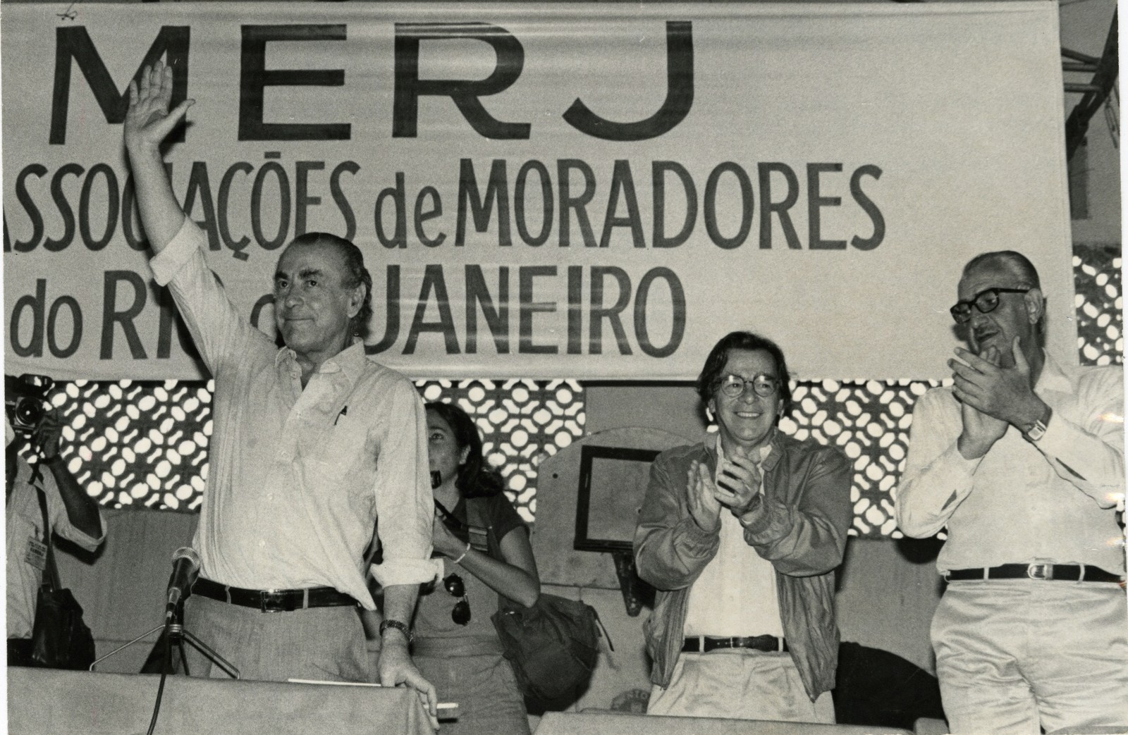 Darcy Ribeiro, ao centro, com Leonel Brizola e Jamil Haddad num encontro com representantes de Associações de Moradores, em 1983 — Foto: O Globo/PR