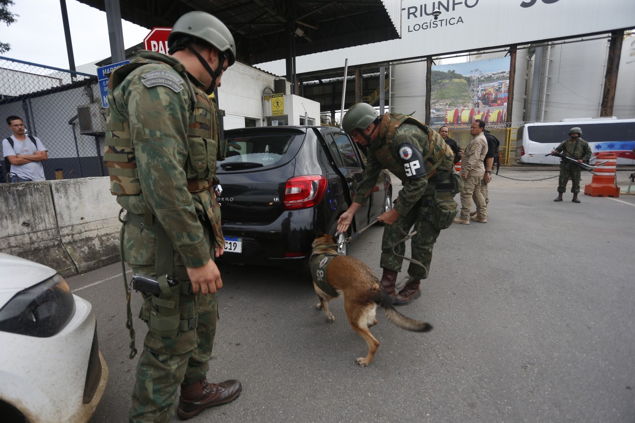  Militares da Marinha utilizaram cães farejadores e aparelhos para escanear os veículos que entravam e saíam do local — Foto: Fabiano Rocha / Agência O Globo