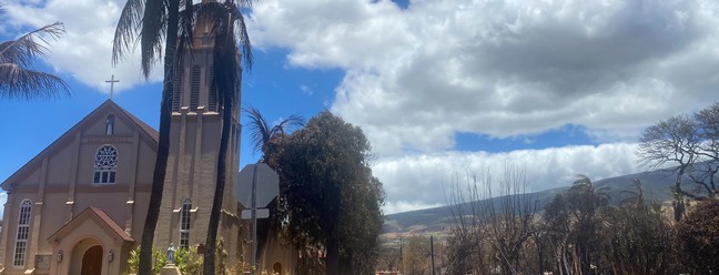 Ao redor da Igreja Católica Maria Lanakila após um incêndio florestal em Lahaina — Foto: AFP