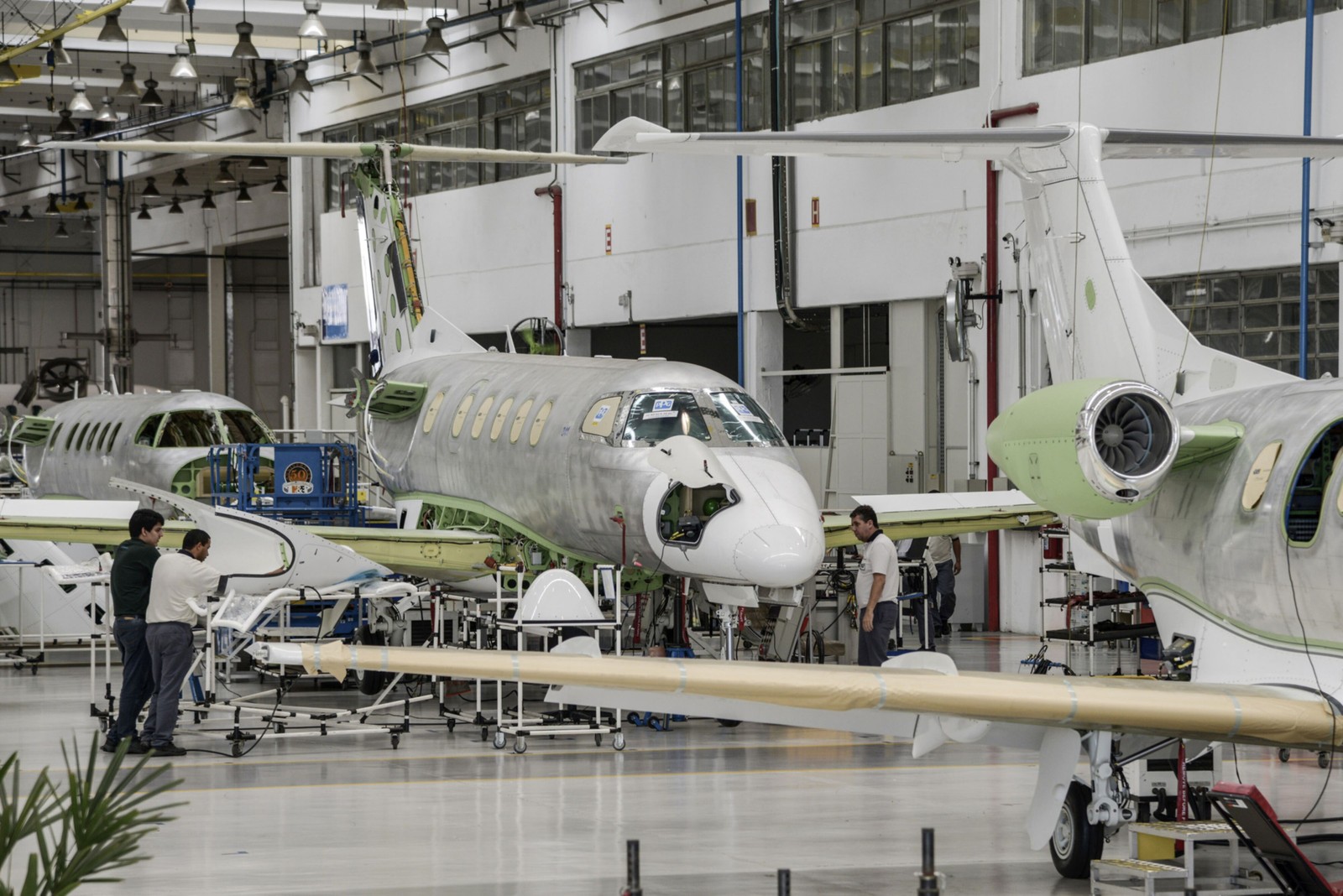 Linha de montagem do Phenom 300:  modelo foi comercializado em dezembro de 2009, quando primeira unidade foi entregue na sede da Embraer no interior de São Paulo, mais especificamente em São José dos Campos. — Foto: Paulo Fridman/Bloomberg