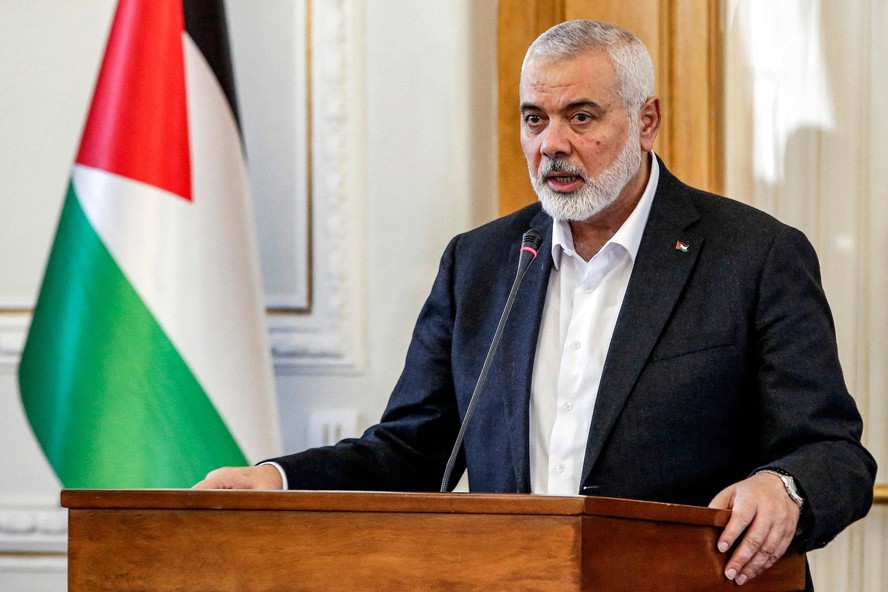 Ismail Haniyeh fala à imprensa após reunião com o ministro das Relações Exteriores do Irã em Teerã