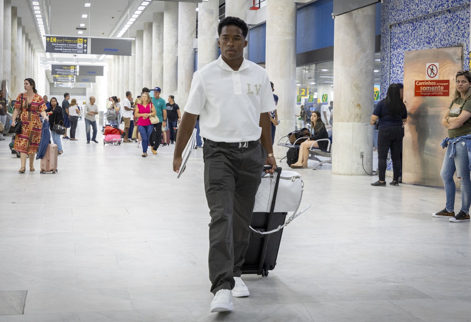 Endrick no desembarque no Santos Dummont, no Rio de Janeiro, para se apresentar à seleção brasileira sub-23 — Foto: Joilson Marconne / CBF