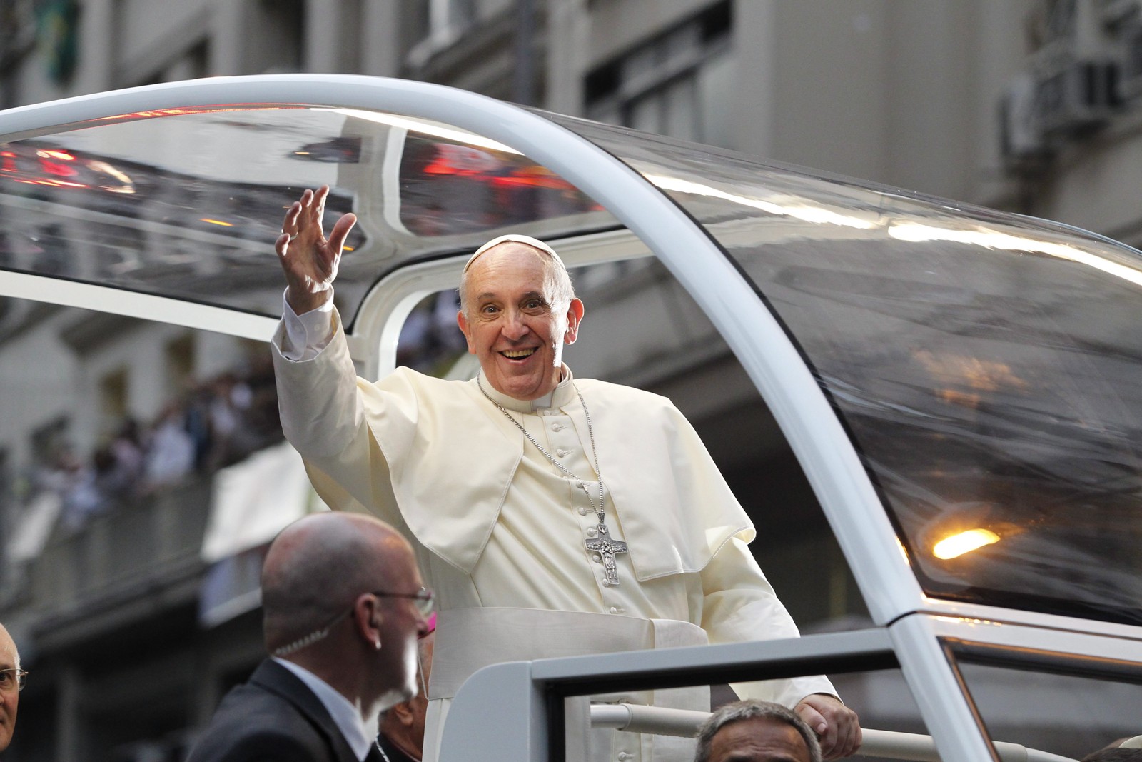 Papa Francisco acena para fiéis durante sua visita ao Rio, em 2013 — Foto: Roberto Moreyra / Agência O Globo