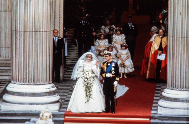 Charles e Diana deixam a Catedral de São Paulo após se casarem,  em Londres, em 29 de julho de 1981