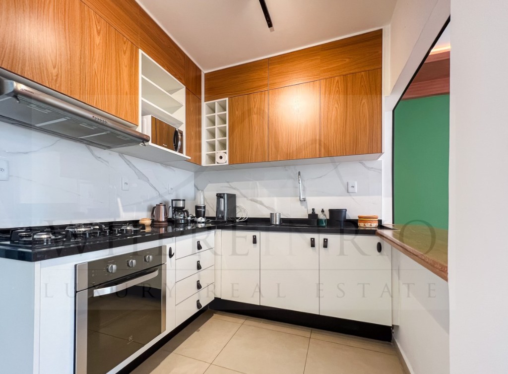 Cozinha de apartamento visado por nômades digitais em Copacabana — Foto: WhereInRio