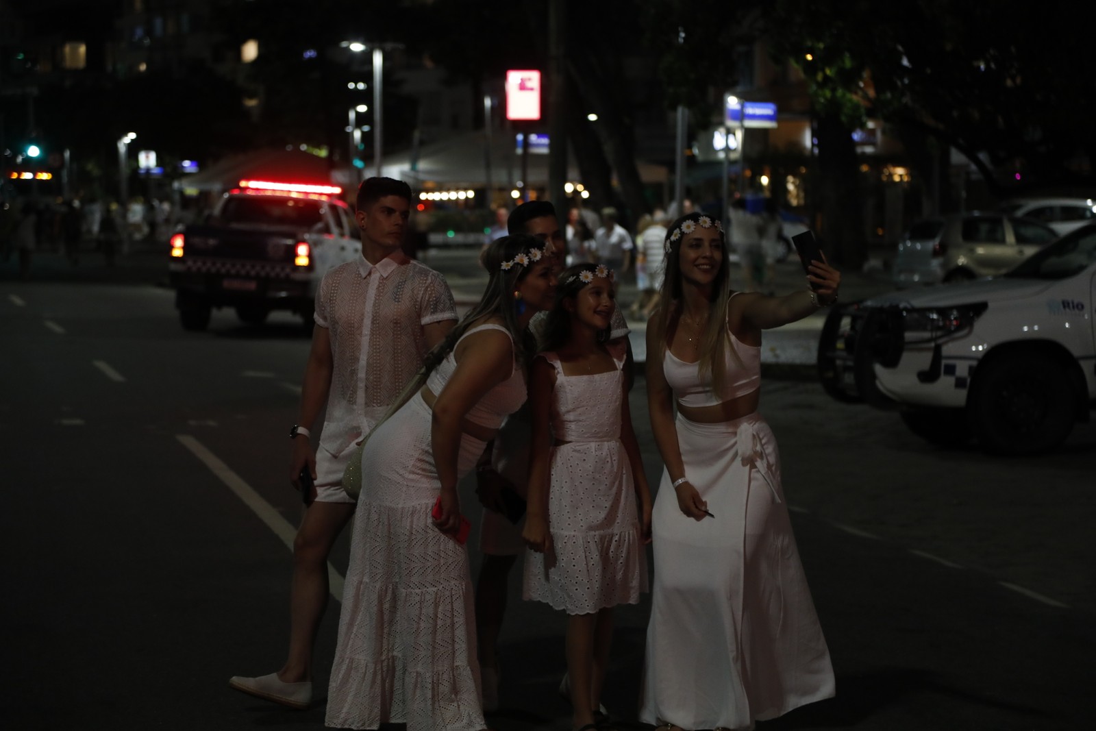 Movimentação na Praia de Copacabana na noite de Ano Novo. — Foto: Guito Moreto / Agência O Globo