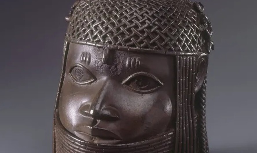 Cabeça comemorativa ao rei, uma das peças do reino do Benin que a Universidade de Cambridge vai devolver à Nigéria