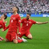 O zagueiro número 18 da Turquia, Mert Muldur, comemora com seus companheiros depois de marcar o primeiro gol de sua equipe durante a partida de futebol do Grupo F da UEFA Euro 2024 entre Turquia e Geórgia, no BVB Stadion, em Dortmund - Alberto PIZZOLI / AFP