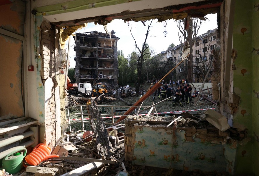 Foto tirada dentro de sala do jardim de infância mostra prédios destruídos por ataque com míssil em 8 de julho de 2024