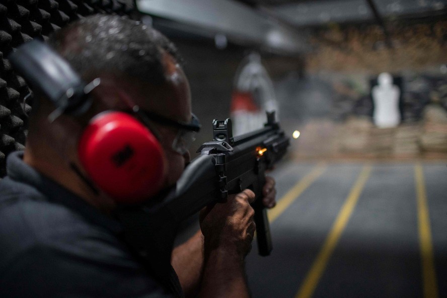 Homem pratica em clube de tiro no estado do Rio de Janeiro