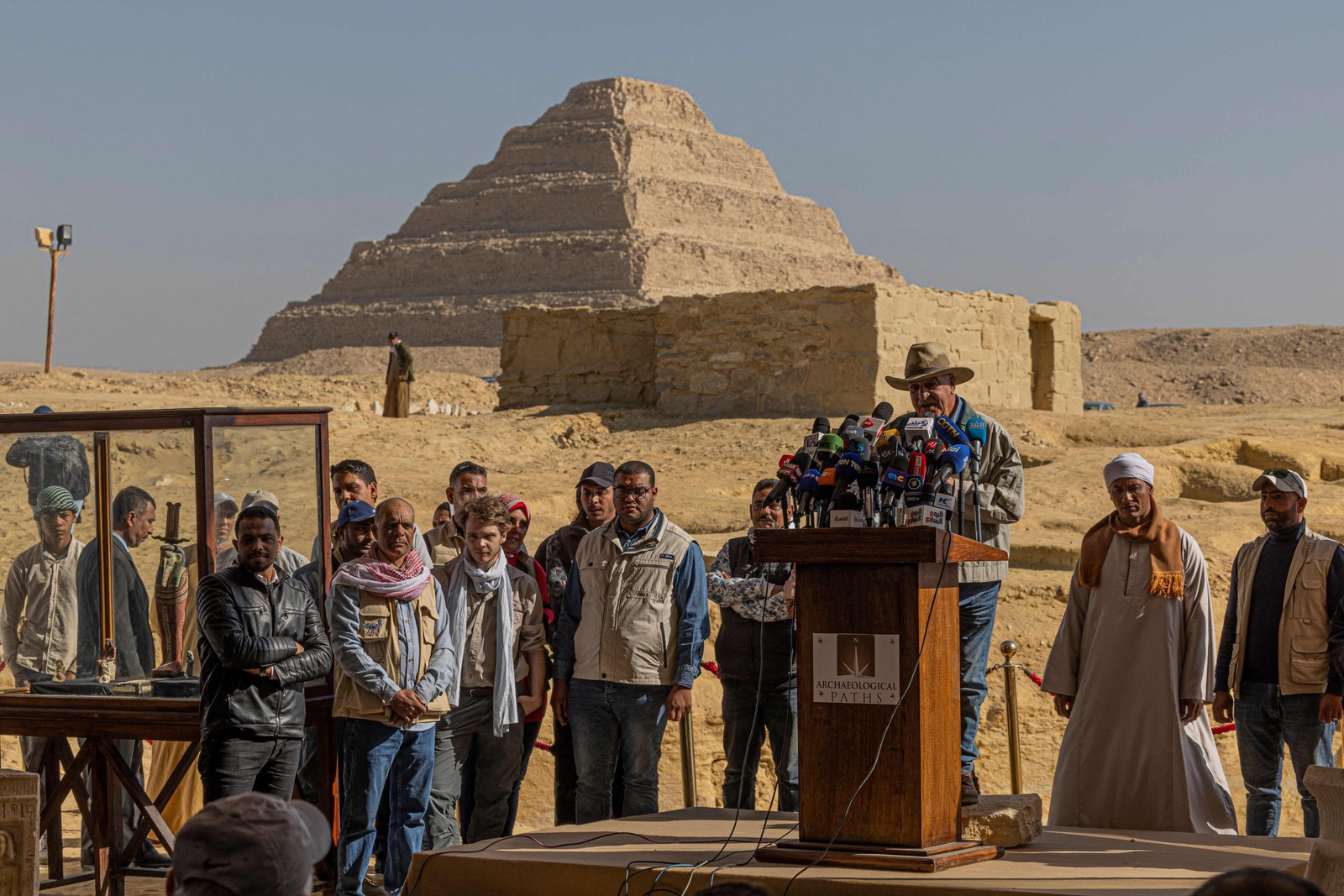 Ministro das Antiguidades, Zahi Hawass, fez o anúncio nesta quinta-feira — Foto: Khaled DESOUKI / AFP