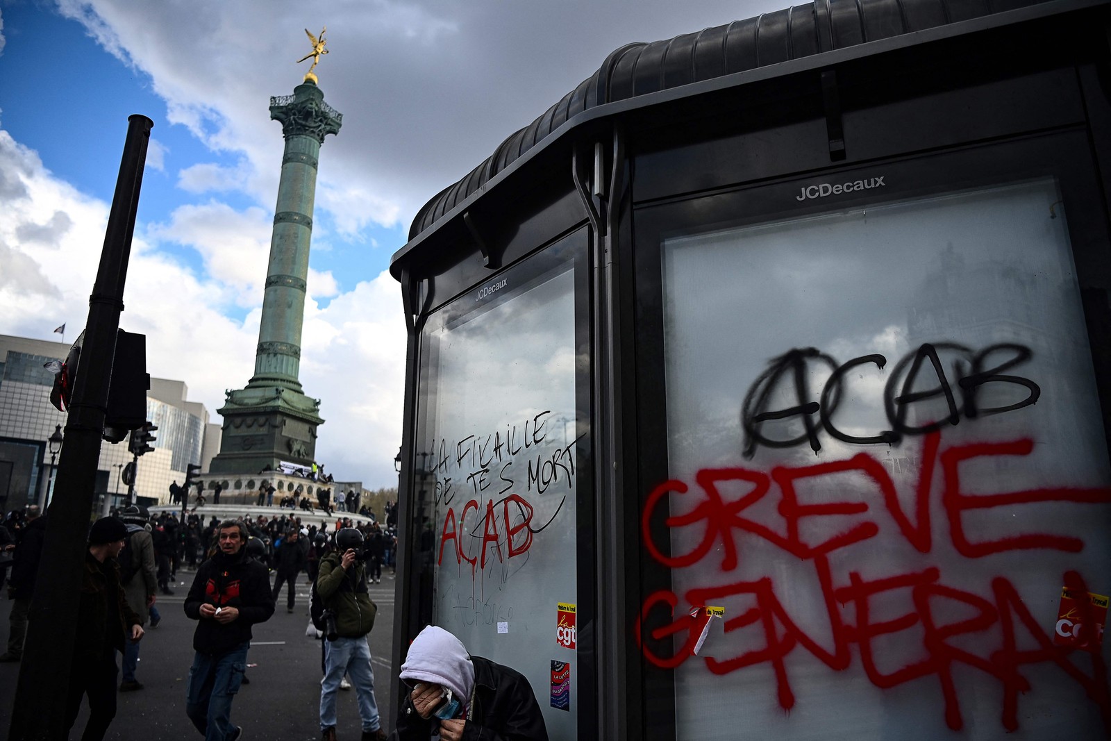 Pichações de movimento grevista em uma banca de notícias na Praça da Bastilha  — Foto: Christophe ARCHAMBAULT / AFP