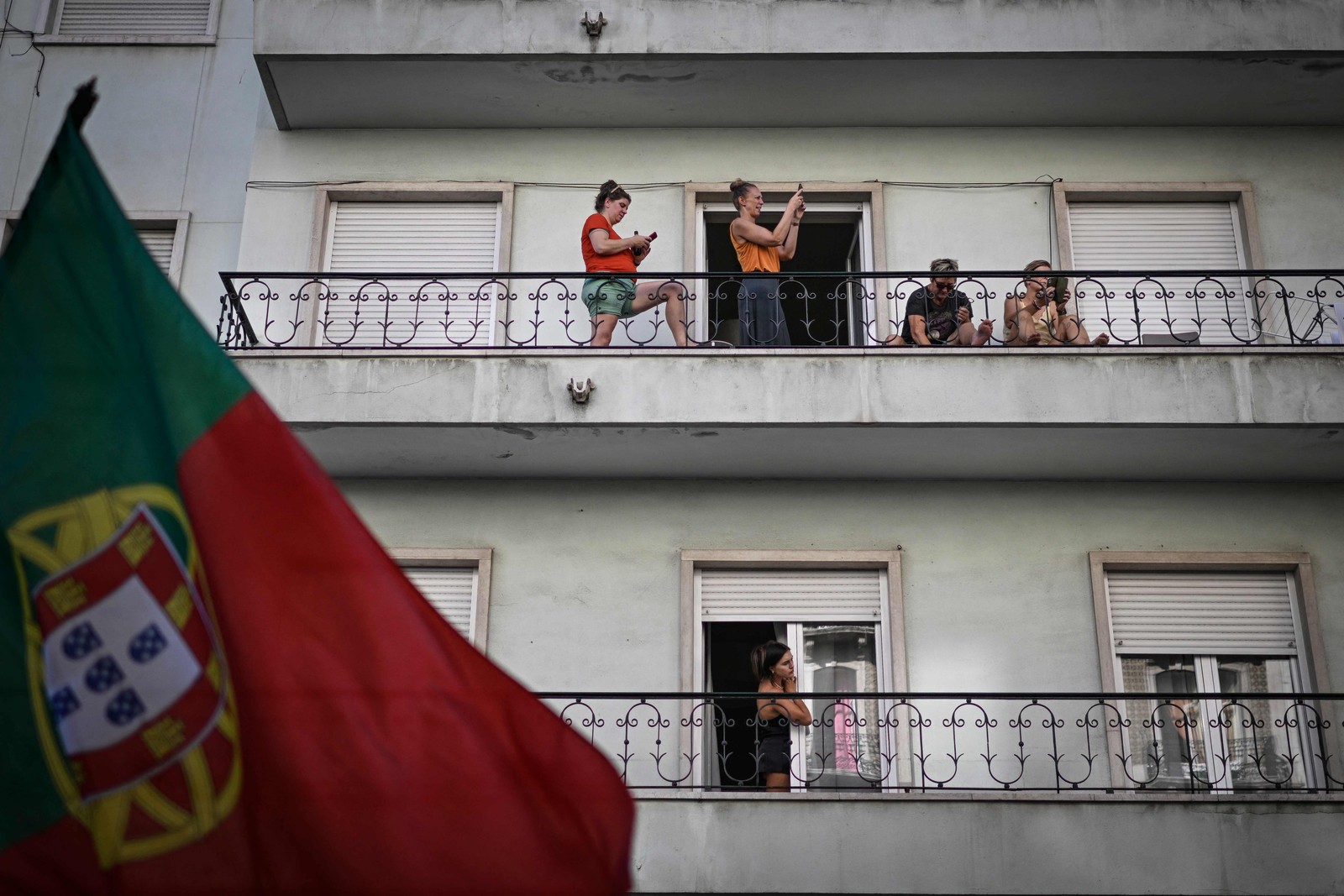 Manifestação em Lisboa por . Portugueses realizam ato nas ruas de lisboa por melhores condições de habitação e edidas de enfrentamento para a crise habitacional. — Foto: Patricia DE MELO MOREIRA / AFP