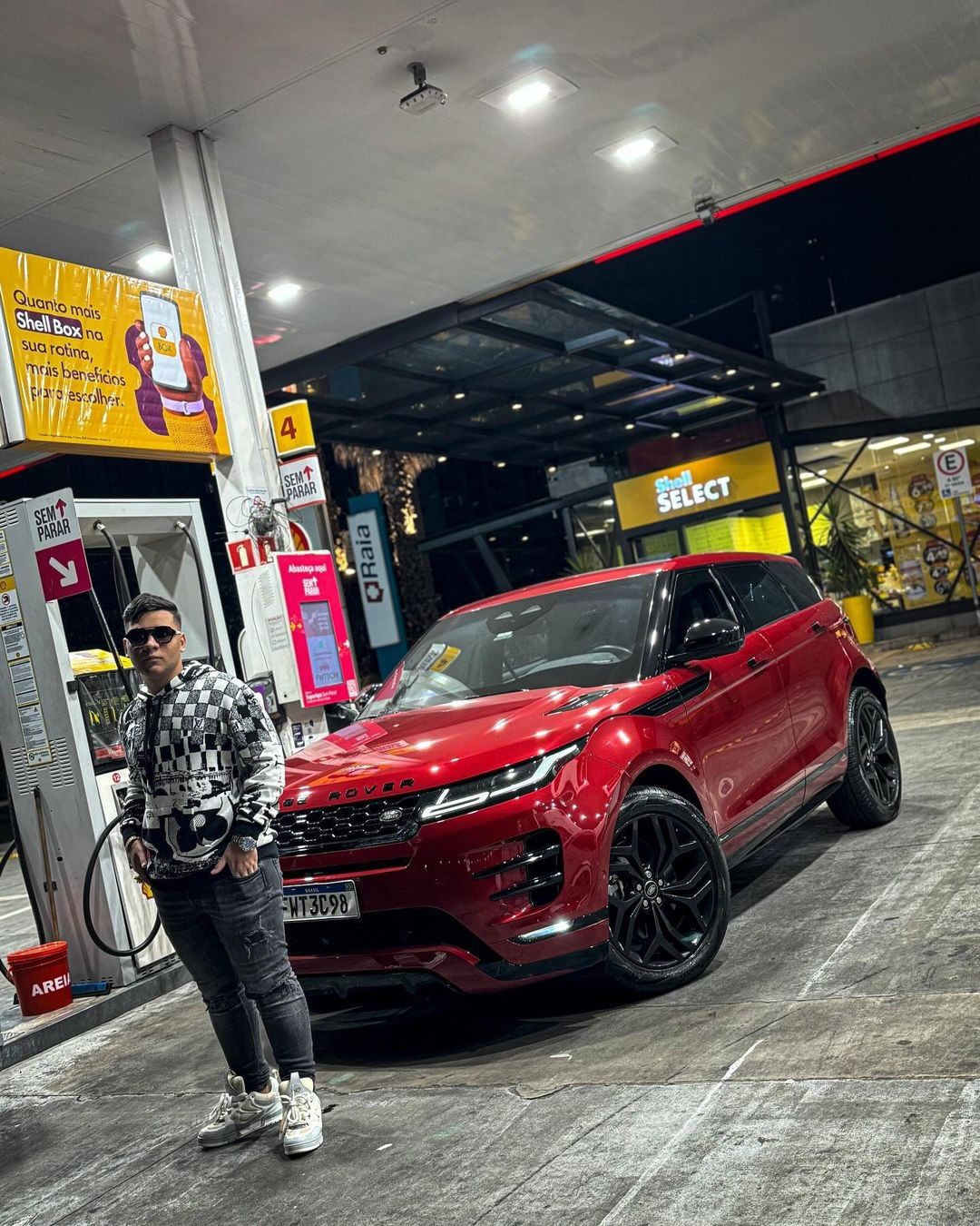 Kayky Bezerra, filho de Deolane Bezerra, surpreendeu recentemente ao surgir com uma Land Rover Evoque — Foto: Reprodução/Instagram