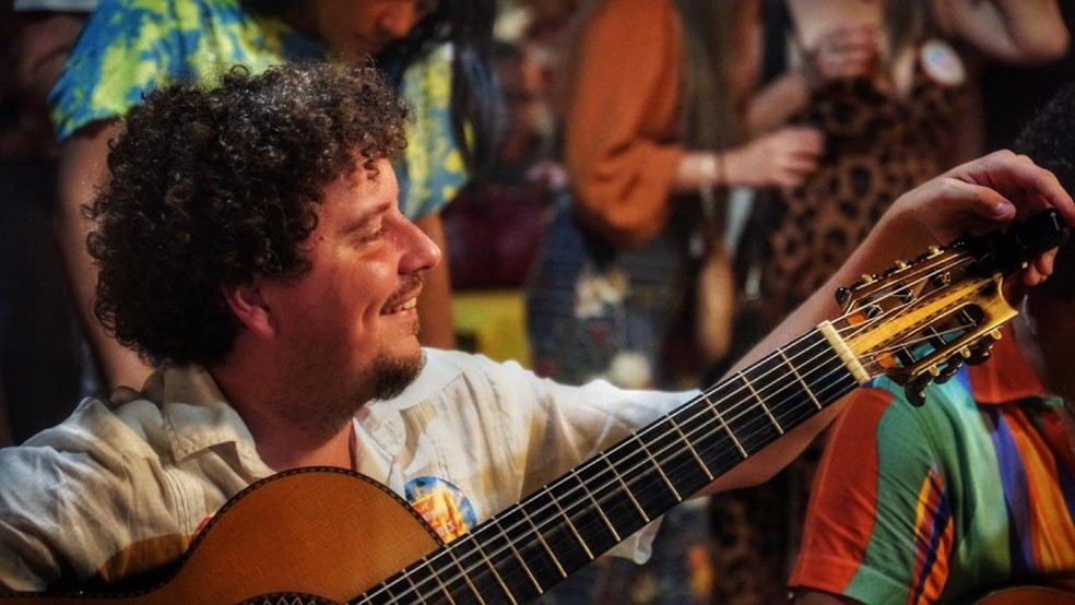 O músico Pratinha toca nos redutos mais tradicionais da cidade — Foto: Léo Santos