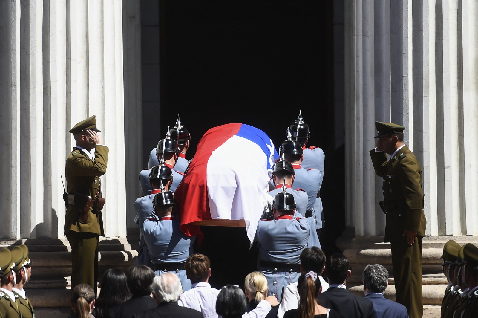 Caixão com o corpo do ex-presidente chileno Sebastián Piñera é carregado em frente ao Palácio do Congresso Nacional — Foto: Pablo Vera/AFP