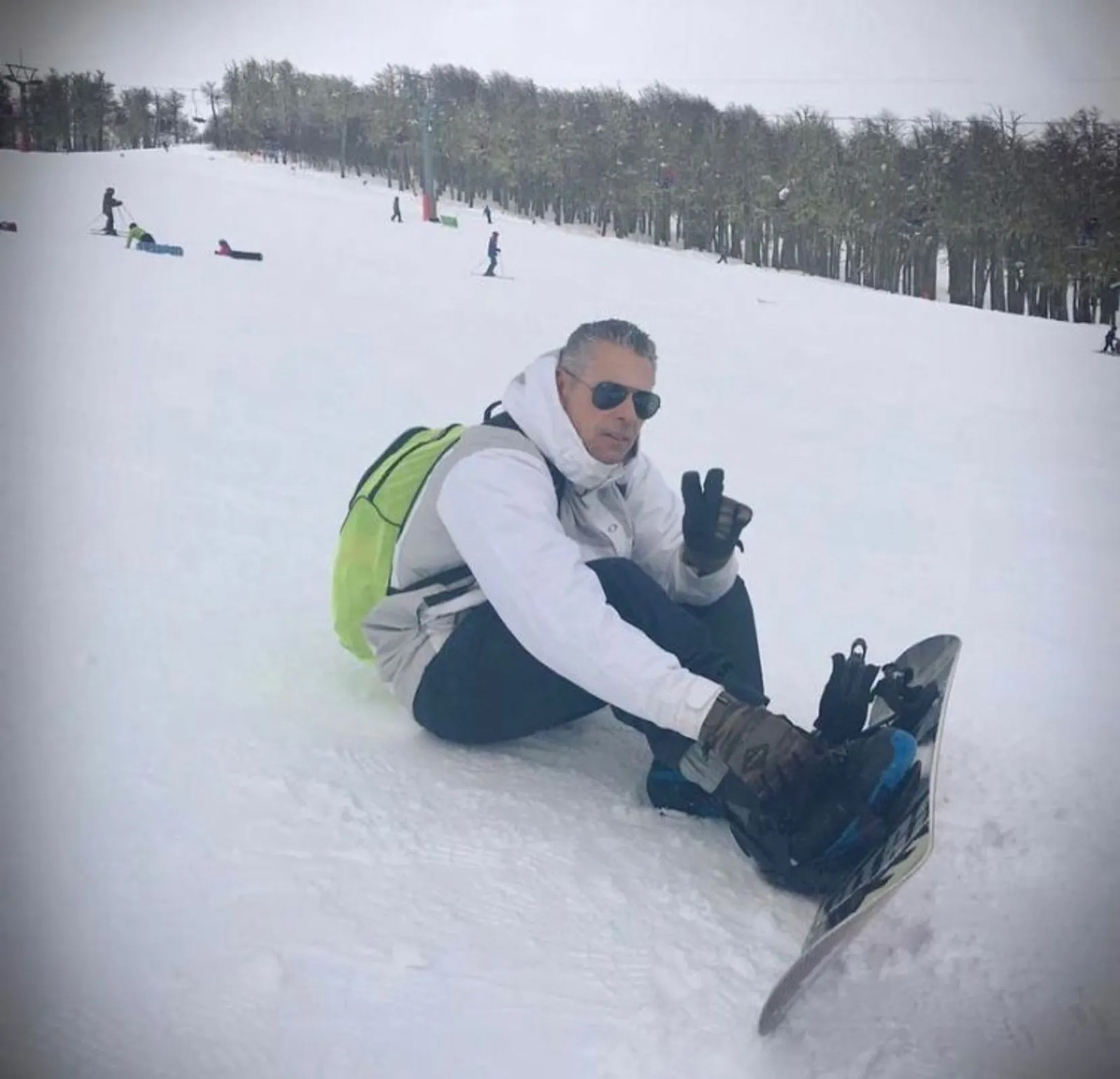 Cipriano posa praticando snowboarding durante viagem — Foto: Reprodução