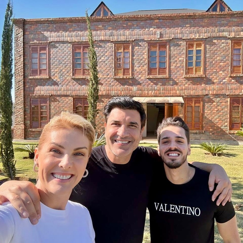 Ana Hickmann e Edu Guedes visitam a nova mansão com o corretor, Cadu Migliorini — Foto: Reprodução
