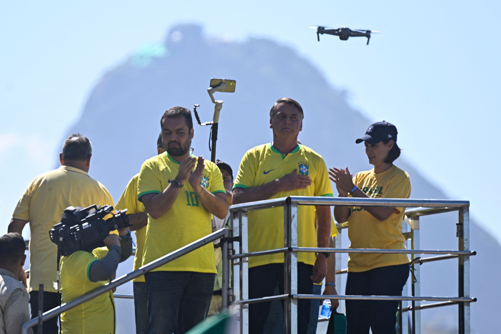 Ex-presidente Jair Bolsonaro ao lado do governador Cláudio Castro e da ex-primeira-dama Michelle Bolsonaro — Foto: MAURO PIMENTEL/AFP