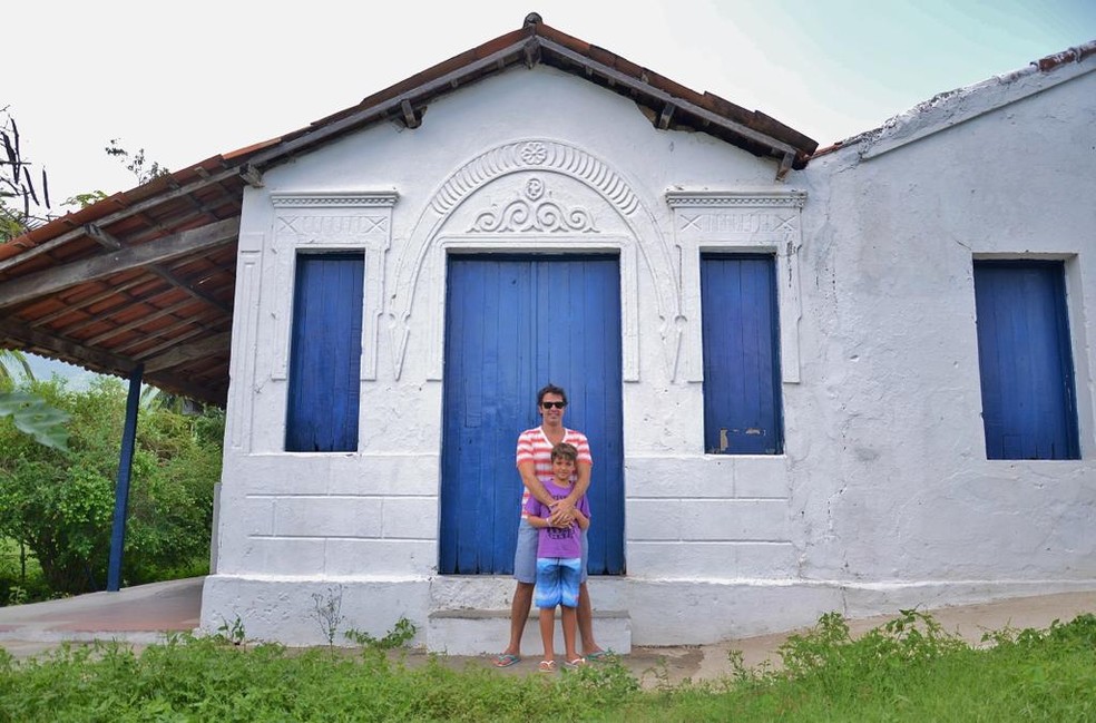 Bruno Mazzeo e o filho, JOão, na casa onde Chico Anysio nasceu, em Maranguape, Ceará — Foto: Arquivo pessoal