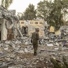 Soldado israelense procura por restos humanos em meio aos escombros deixados após o ataque do Hamas em 7 de outubro em Be'eri, um kibutz perto da fronteira com Gaza - Avishag Shaar-Yashuv/The New York Times/ 15-11-2023