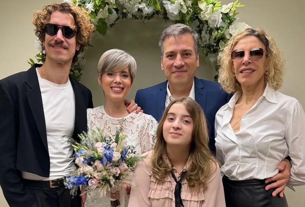 Dani Valente e o marido, Christiano Cochrane, oficializaram a relação de 15 anos com a presença da filha, Valentina, de Theodoro Cochrane, e de Marília Gabriela — Foto: Reprodução Instagram