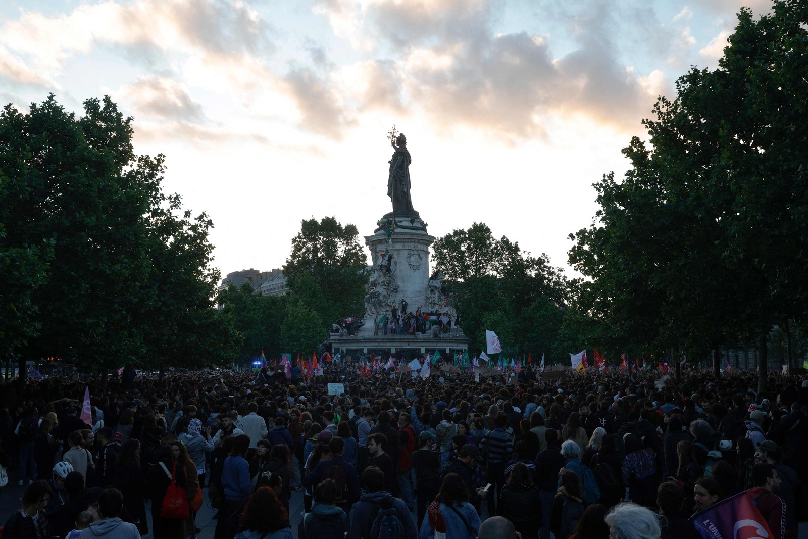 Manifestantes se reúnem na Place de la Republique para manifestar-se contra a vitória do partido francês de extrema-direita Rassemblement National (RN) nas eleições europeias, assumindo uma posição de força nas eleições legislativas antecipadas chamadas pelo presidente francês após os resultados das eleições, em Paris, em 10 de junho de 2024 — Foto: VAN DER HASSELT / AFP