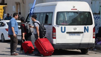 Palestinos e estrangeiros tentam sair da Faixa de Gaza pela passagem de Rafah — Foto: Said Khatib/AFP